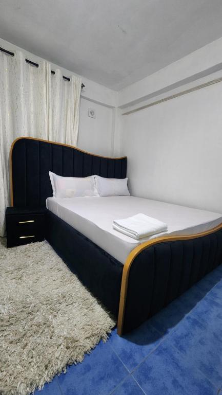 uma cama grande num quarto com um tapete em The flair's Airbnb kisii em Mutomo
