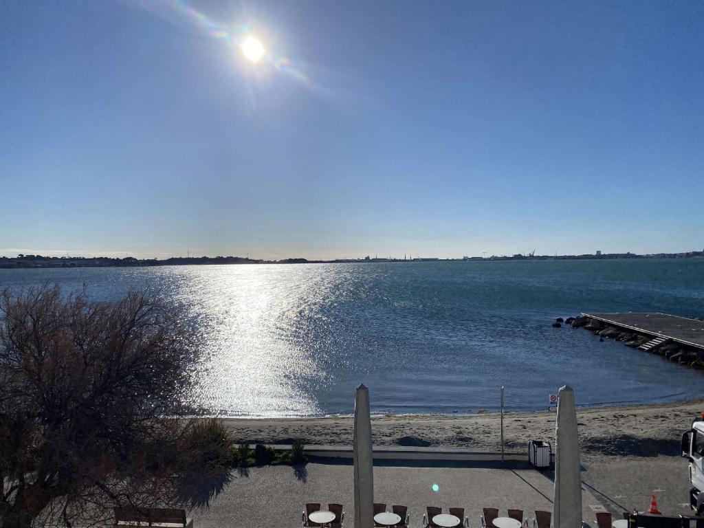 - une vue sur une étendue d'eau avec un quai dans l'établissement Studio climatisé avec WIFI et vue sur l'étang de Thau - FR-1-553-248, à Balaruc-les-Bains