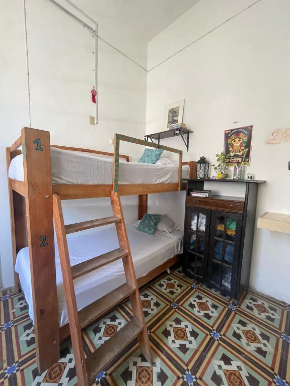 Postel nebo postele na pokoji v ubytování La Casa del Kéej Hostel