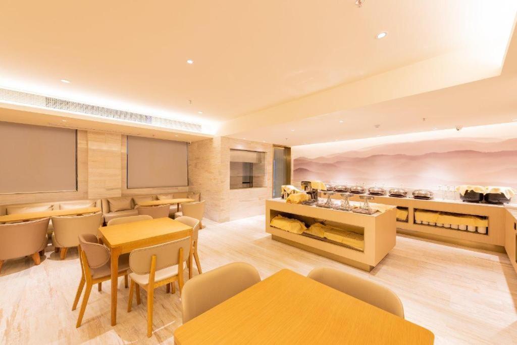Un restaurante o sitio para comer en Ji Hotel Huangshan Scenic Spot
