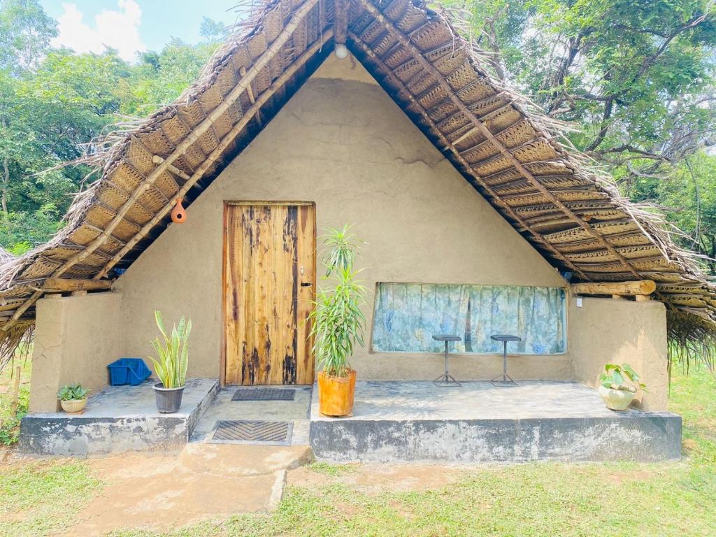 Casa pequeña con techo de paja en The Forest Edge, en Dambulla