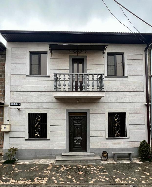 Biały dom z balkonem w obiekcie New , comfortable 3 bedroom house w Erywaniu