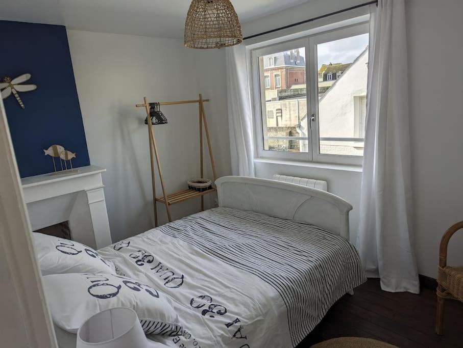 um pequeno quarto com uma cama e uma janela em Ancienne maison marin pêcheur em Cayeux-sur-Mer