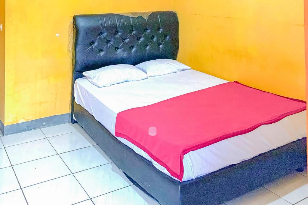 Penginapan Diar near Pantai Santolo Mitra RedDoorz - Standard Double Room