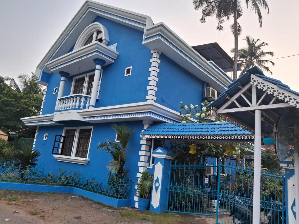 una casa blu con un cancello di 5 BHK Villa with private pool, Goa Garden Resort at Benaulim - Colva beach a Colva