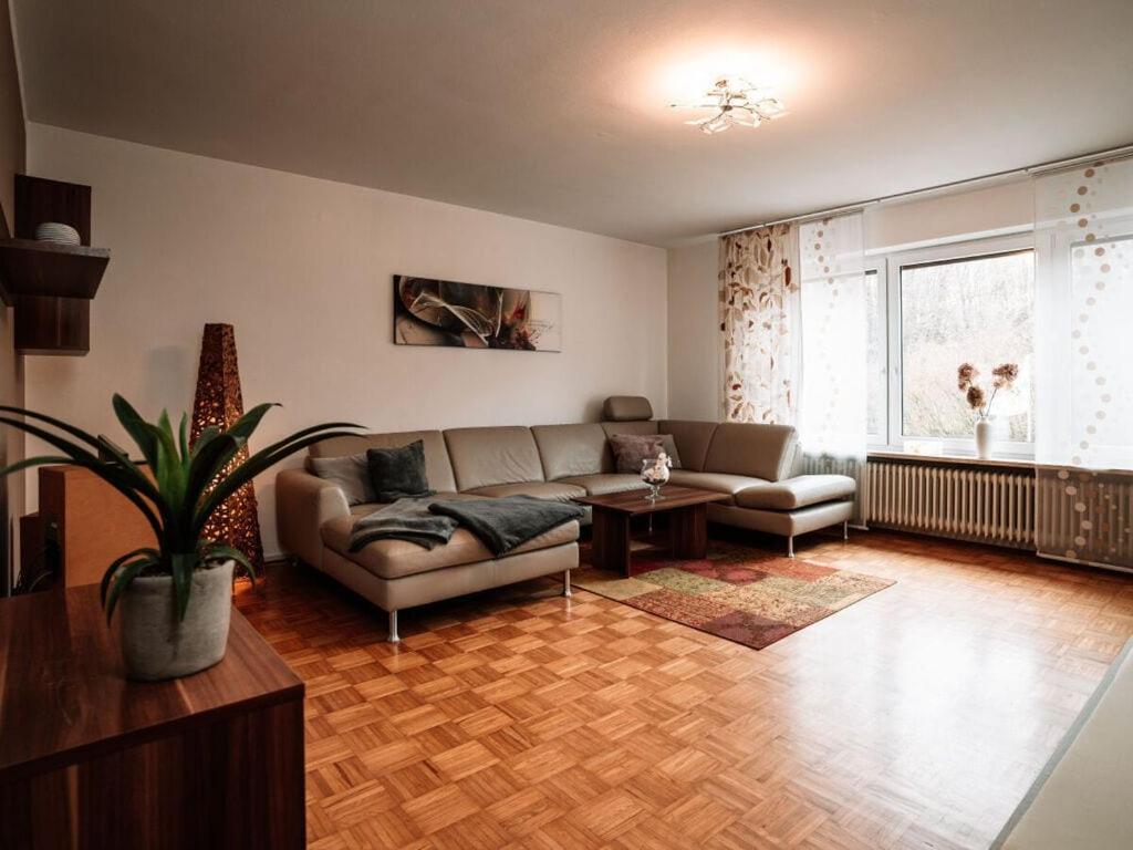 uma sala de estar com um sofá e uma mesa em Nice apartment in Lappersdorf em Lappersdorf