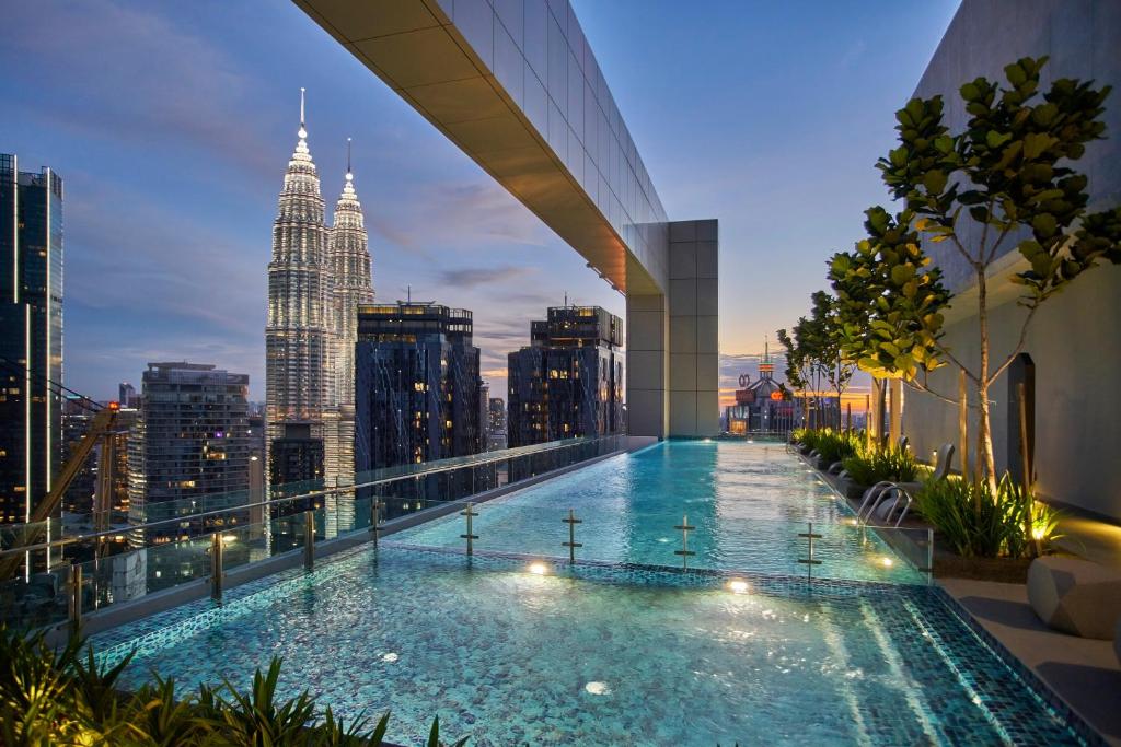 - une piscine au-dessus d'un immeuble avec vue sur la ville dans l'établissement Royce Residence KLCC by Cobnb, à Kuala Lumpur