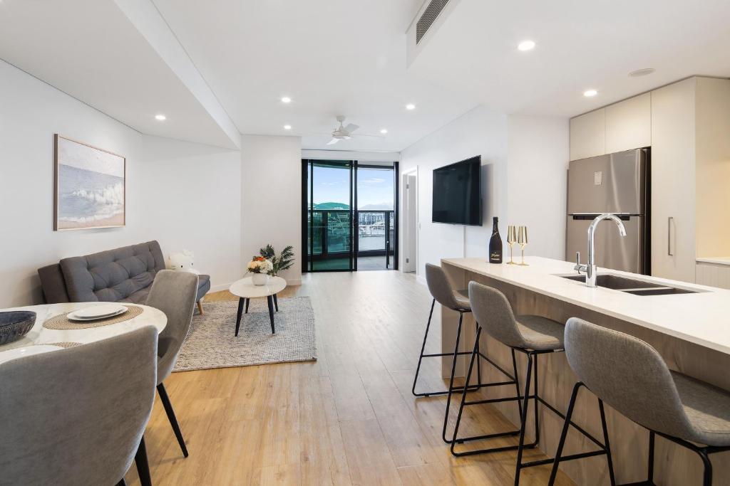 CASSA ONE - Luxury Apartments Managed by The Cassa - 两居室公寓，阳台全河景