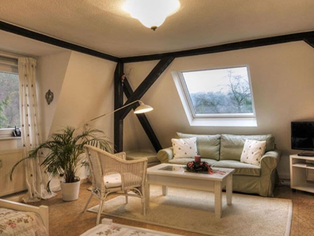 uma sala de estar com um sofá e uma mesa em Cosy apartment in Harz em Schauenburg