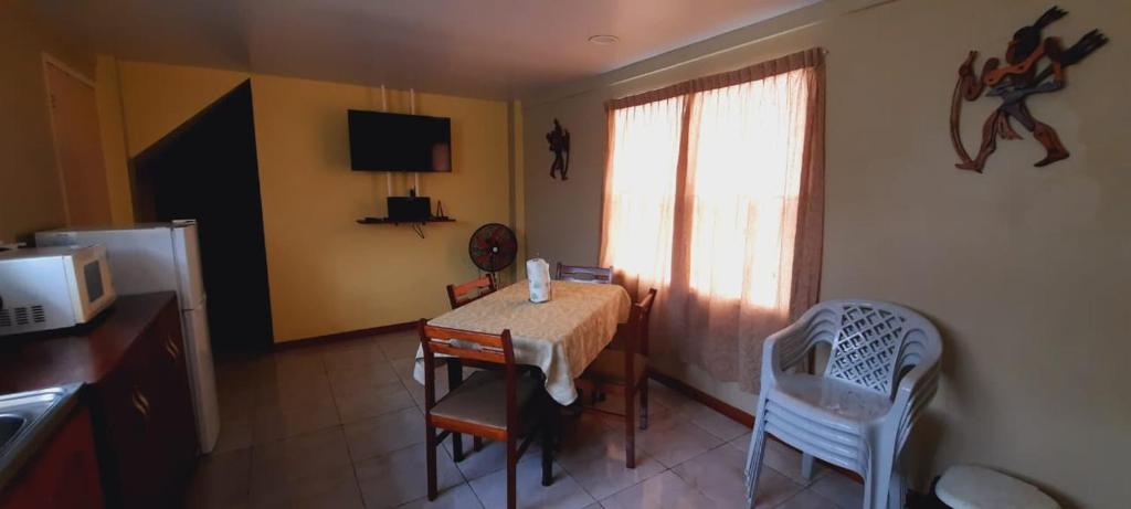 een keuken met een tafel en stoelen in een kamer bij Hanna's Apartment Paramaribo in Paramaribo