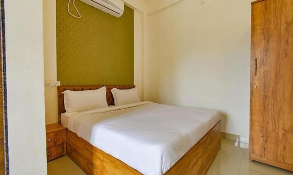 Giường trong phòng chung tại FabHotel Tiru Residency