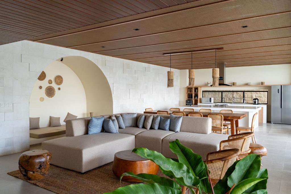 ein Wohnzimmer mit Couch und Küche in der Unterkunft Jaden Hill Mountain City View Villa 8 bedrooms with a private heated swimming pool and a movie room in Bengkok