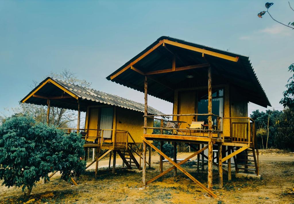 清道的住宿－Nha-Da Land，茅草屋顶的黄色小房子