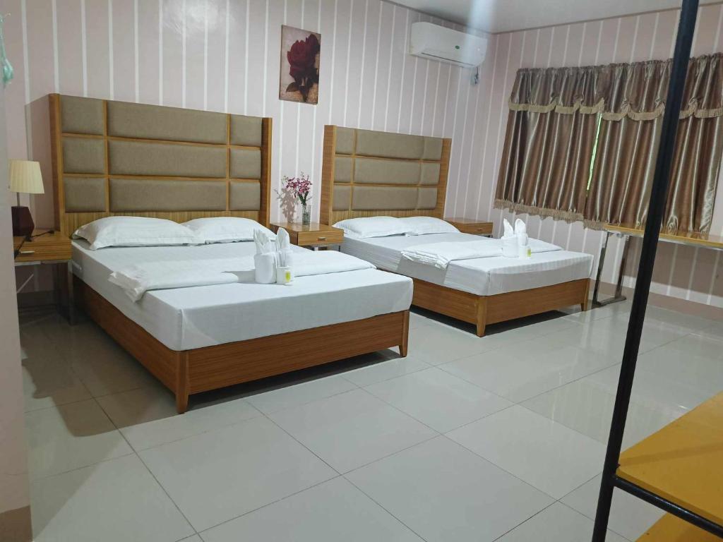 DaetにあるAsia Novo Boutique Hotel - Daetのベッド2台が備わる客室です。