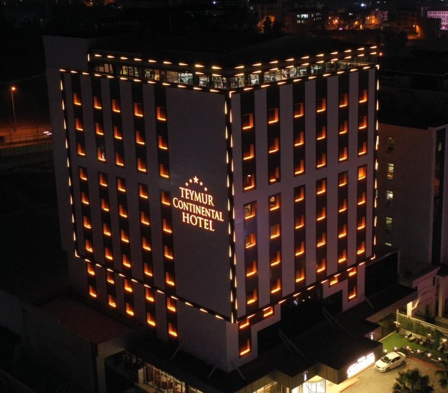 ガジアンテプにあるTeymur Continental Hotelの夜間の無料ホテルの切り札の空中ビュー
