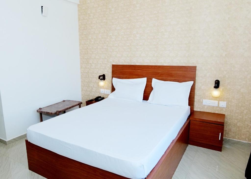 Postel nebo postele na pokoji v ubytování DWARKA LODGING & BOARDING