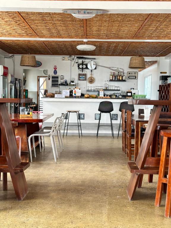 una sala con tavoli e sedie e una cucina di In Dai Aquasports and Beach Resort a Isola di Bantayan