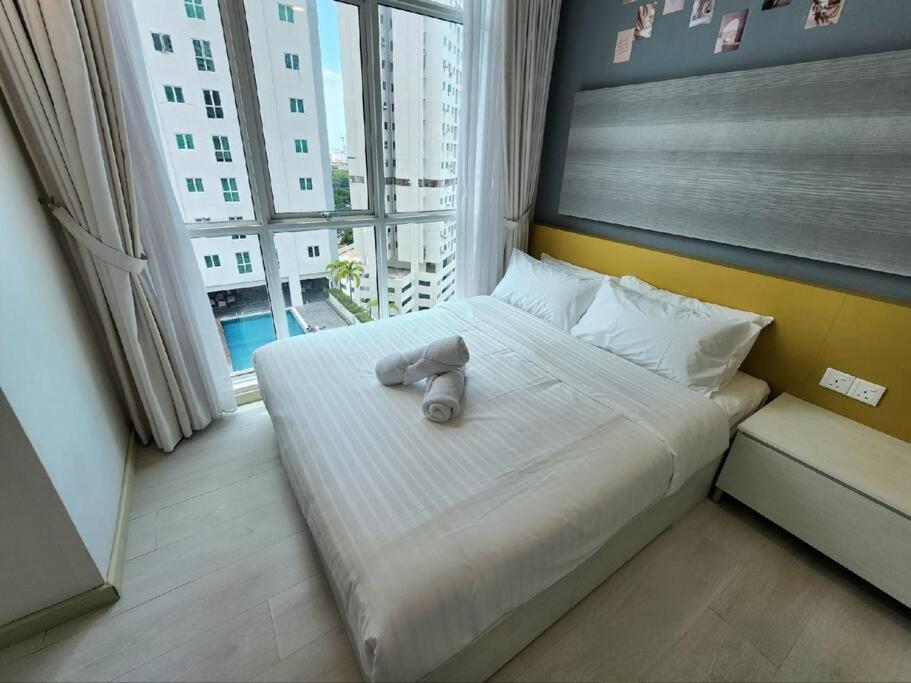 Modern Suite in Penang Island 객실 침대