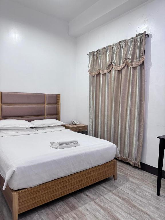 Postel nebo postele na pokoji v ubytování Jeamco Royal Hotel-Palawan