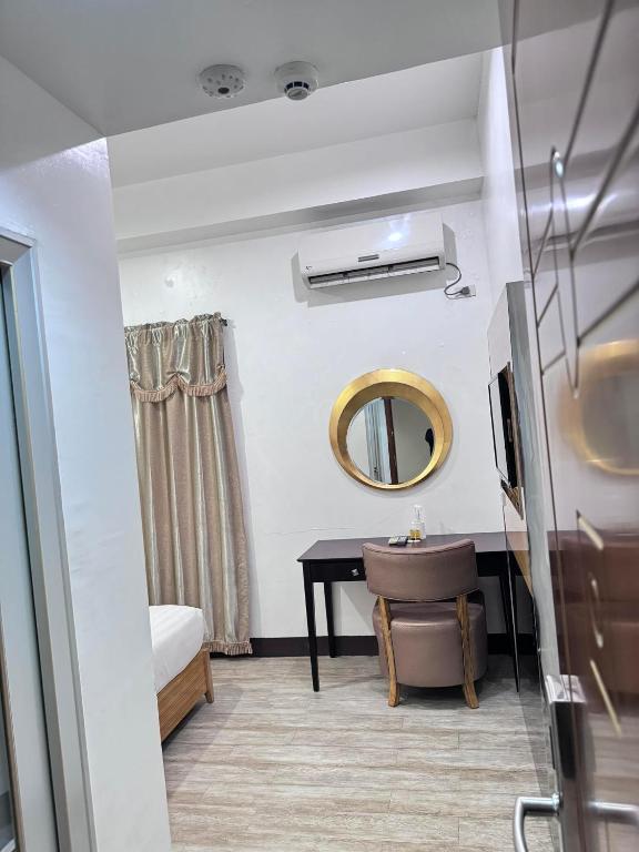 Postel nebo postele na pokoji v ubytování Jeamco Royal Hotel-Palawan