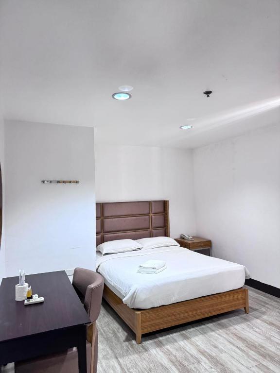 Postel nebo postele na pokoji v ubytování Jeamco Royal Hotel-Palawan