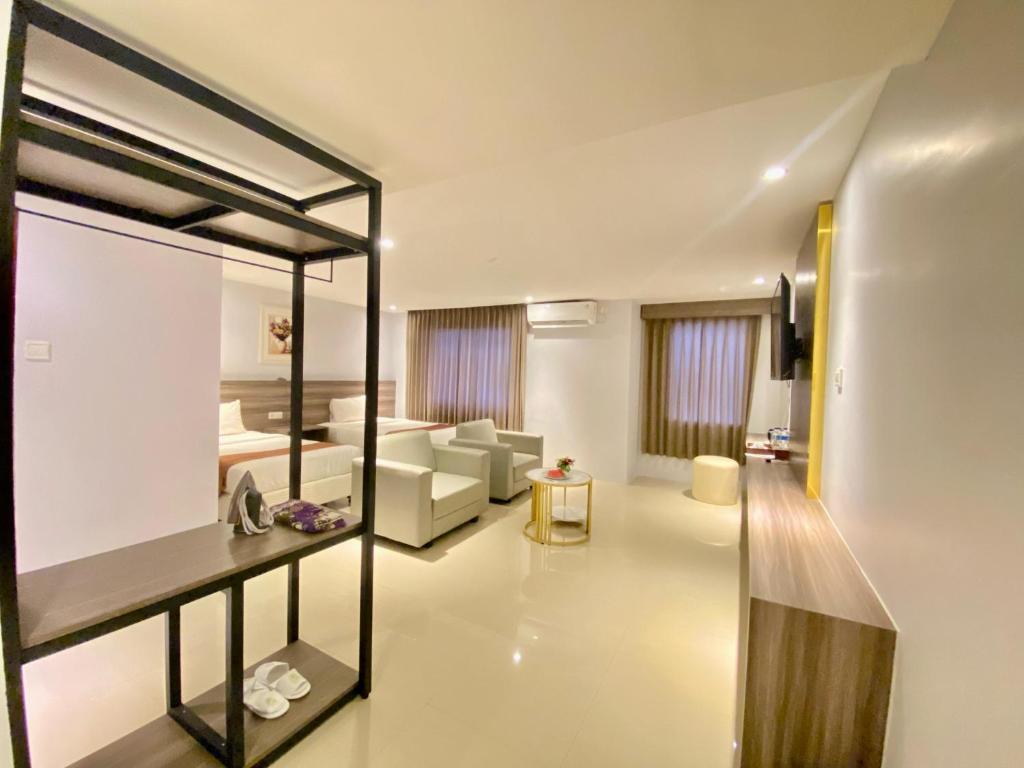 een grote woonkamer met een bank en een woonkamer bij SM Tower Hotel and Convention Berau in Tanjungredep