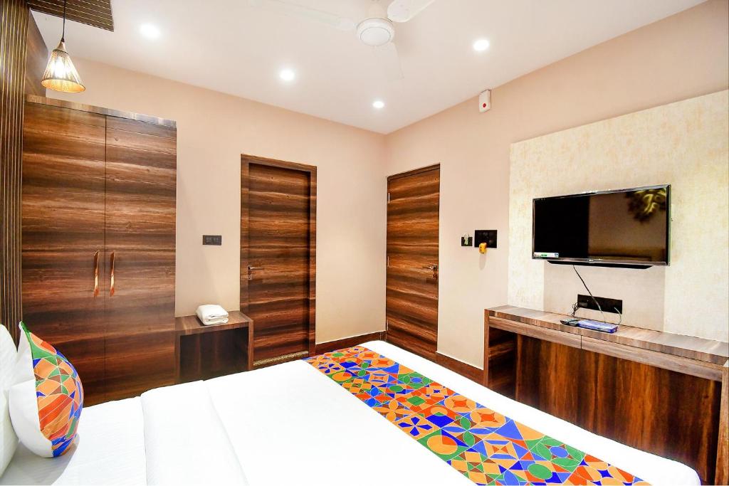 TV a/nebo společenská místnost v ubytování FabHotel Prime Jalsa - Nr Axis Mall