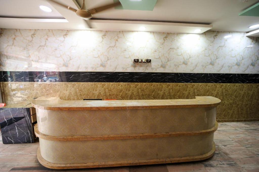 uma grande banheira num quarto com uma parede em Sri sai baba guest house em Pondicherry