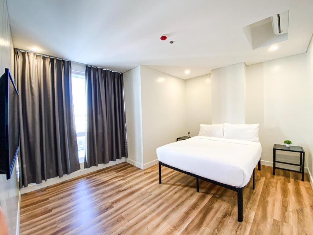 Postel nebo postele na pokoji v ubytování Wesfame Suites