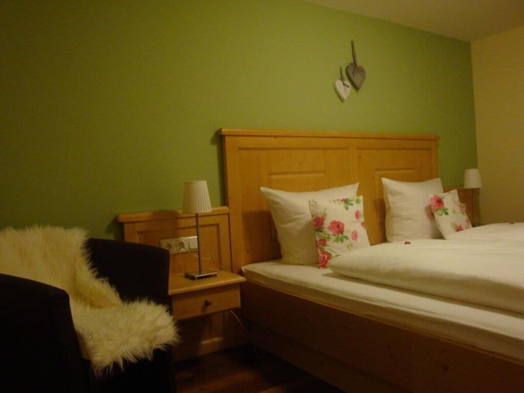 1 dormitorio con cama y pared verde en Amazing apartment in Schröcken en Schröcken
