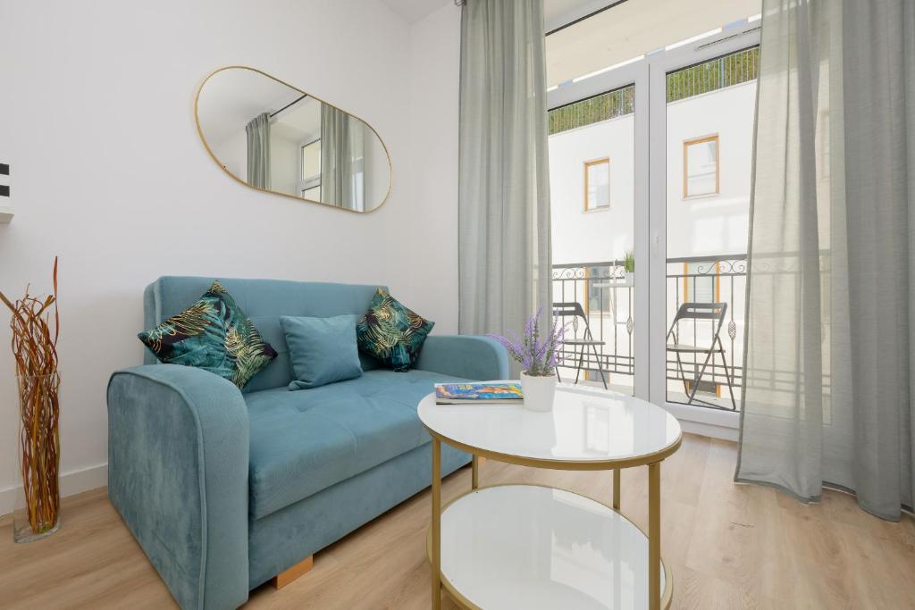 Prostor za sedenje u objektu Bright Apartment in Warsaw with One Bedroom, Bath and Furnished Balcony by Renters