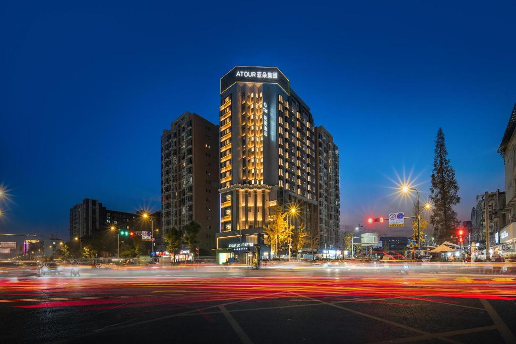 um edifício alto numa cidade à noite em Atour Light Hotel Chengdu Shuangliu Airport Jinhua Road em Chengdu
