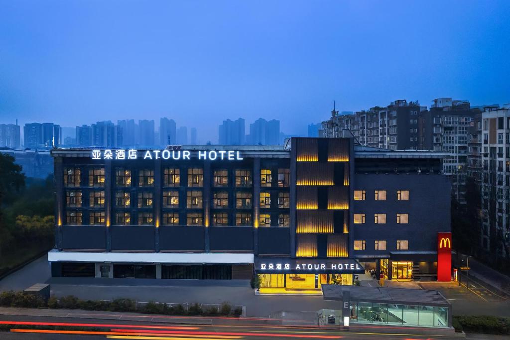 um edifício com um hotel angular numa cidade em Atour Hotel Chengdu Jinhua Wanda Liulichang em Chengdu