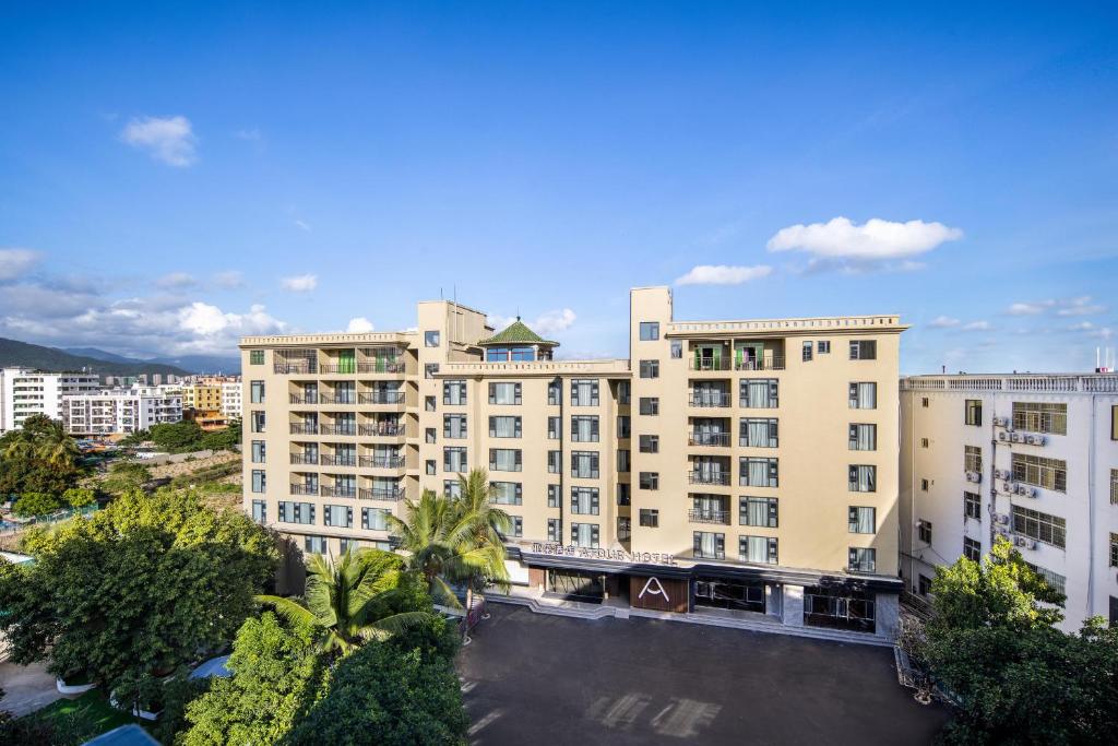 - un grand bâtiment avec un terrain de basket en face dans l'établissement Atour Hotel Sanya Bay Fenghuang Road, à Sanya