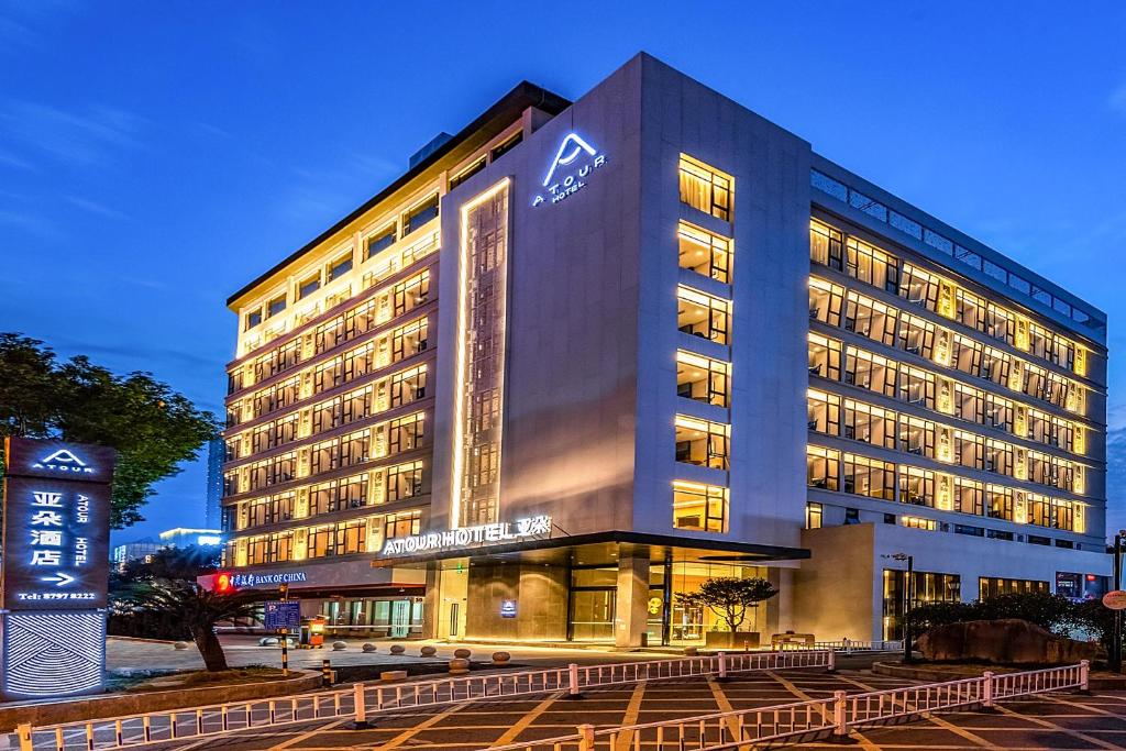 un edificio con un cartello di fronte di Atour Hotel Ningbo Yinzhou Wanda Mingzhouli a Ningbo