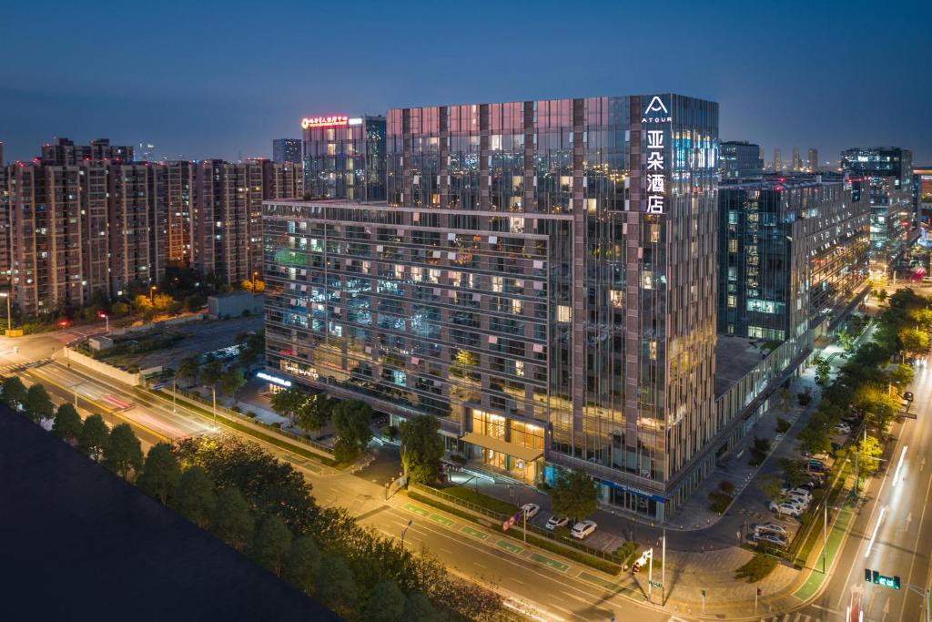 un grand bâtiment dans une ville la nuit dans l'établissement Atour Hotel Nanjing South Station, à Nankin