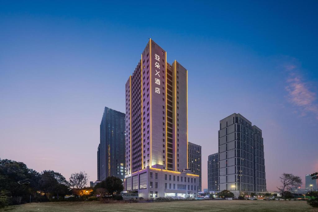 杭州的住宿－杭州滨江火炬大道亚朵X酒店，夜晚在城市的高楼