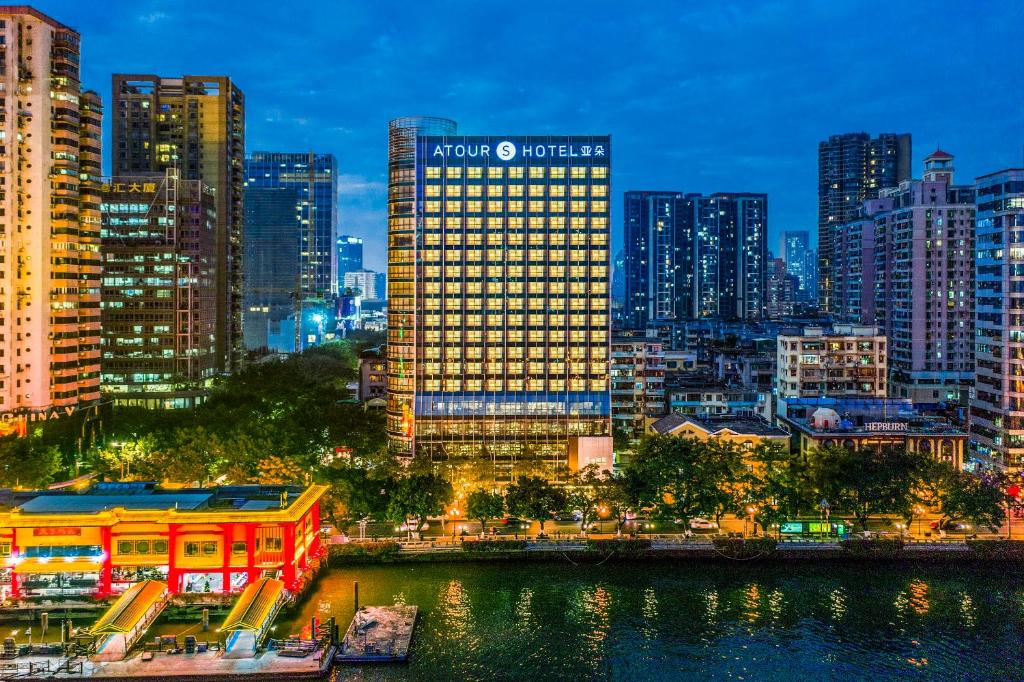 広州市にあるAtour S Hotel Guangzhou Beijing Road Tianzi Wharfの高層ビルと川のある街並み