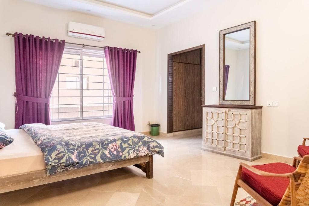 Ένα ή περισσότερα κρεβάτια σε δωμάτιο στο Islamabad Stays