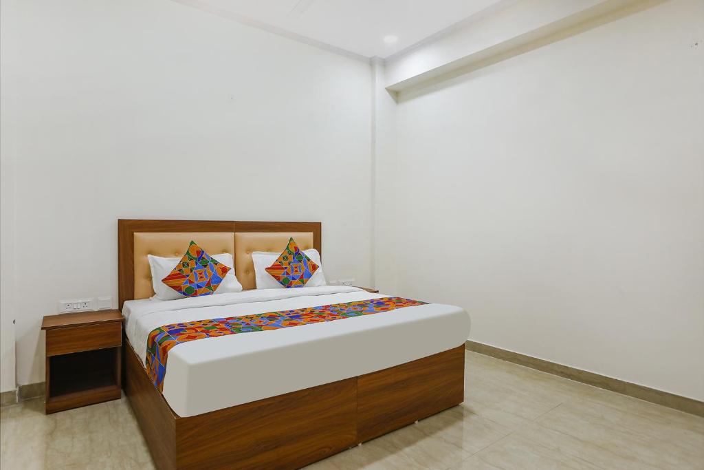 - une chambre avec un grand lit dans l'établissement FabHotel Grihum, à Indirapuram