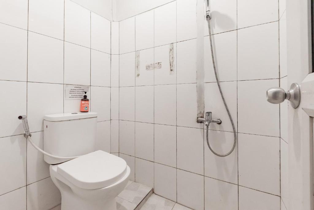 Koupelna v ubytování RedDoorz near Botani Square Mall
