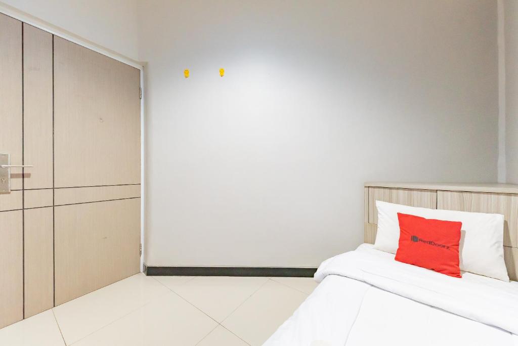 Postel nebo postele na pokoji v ubytování RedDoorz near Botani Square Mall