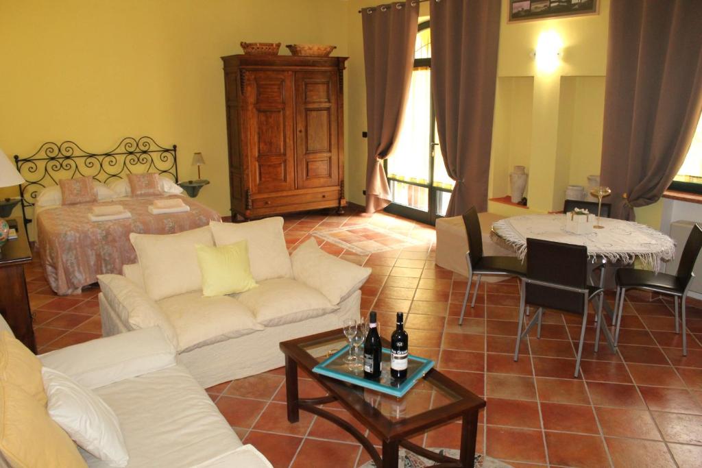 een woonkamer met een bank en een bed bij Mari's House by Alterego in Castagnito