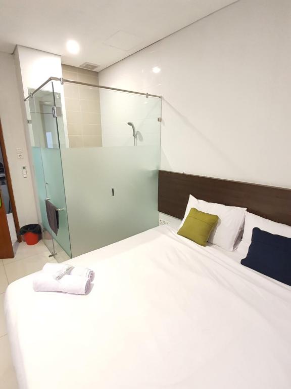 Giường trong phòng chung tại Casa Kota Residence