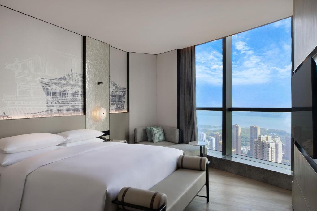 Postel nebo postele na pokoji v ubytování Wuhan Marriott Hotel Wuchang