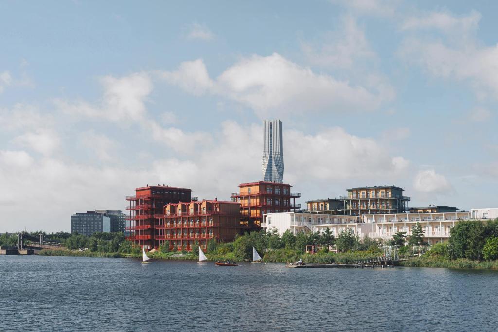 una ciudad con edificios y veleros en el agua en Waterfront Cabins, en Gotemburgo