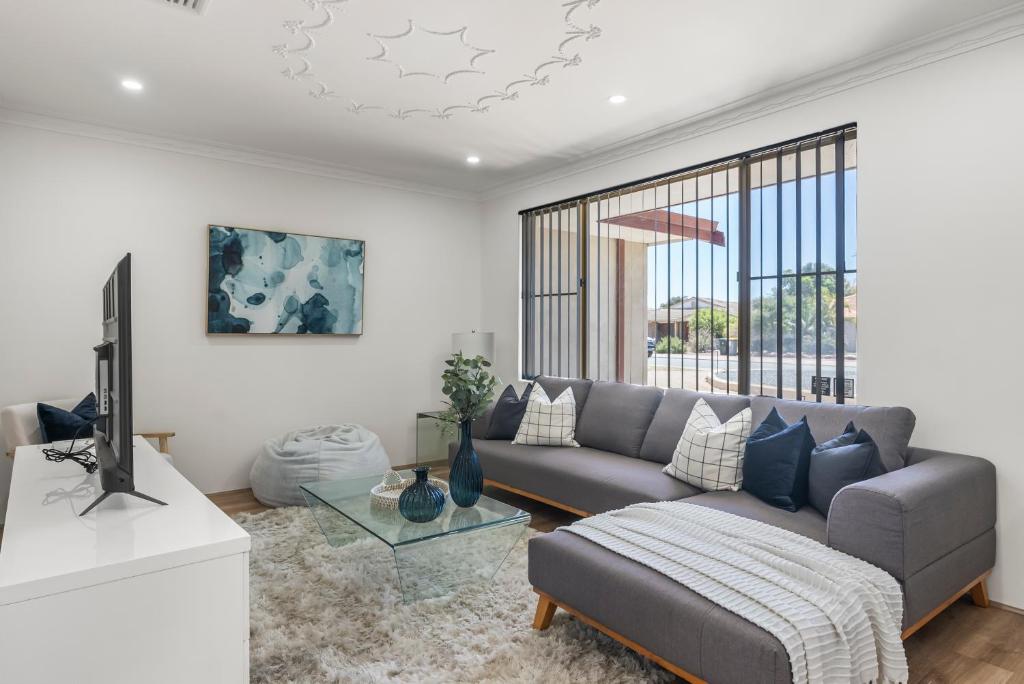 Coastal Charm Halls Head Getaway in Mandurah, Mandurah Updated 2024