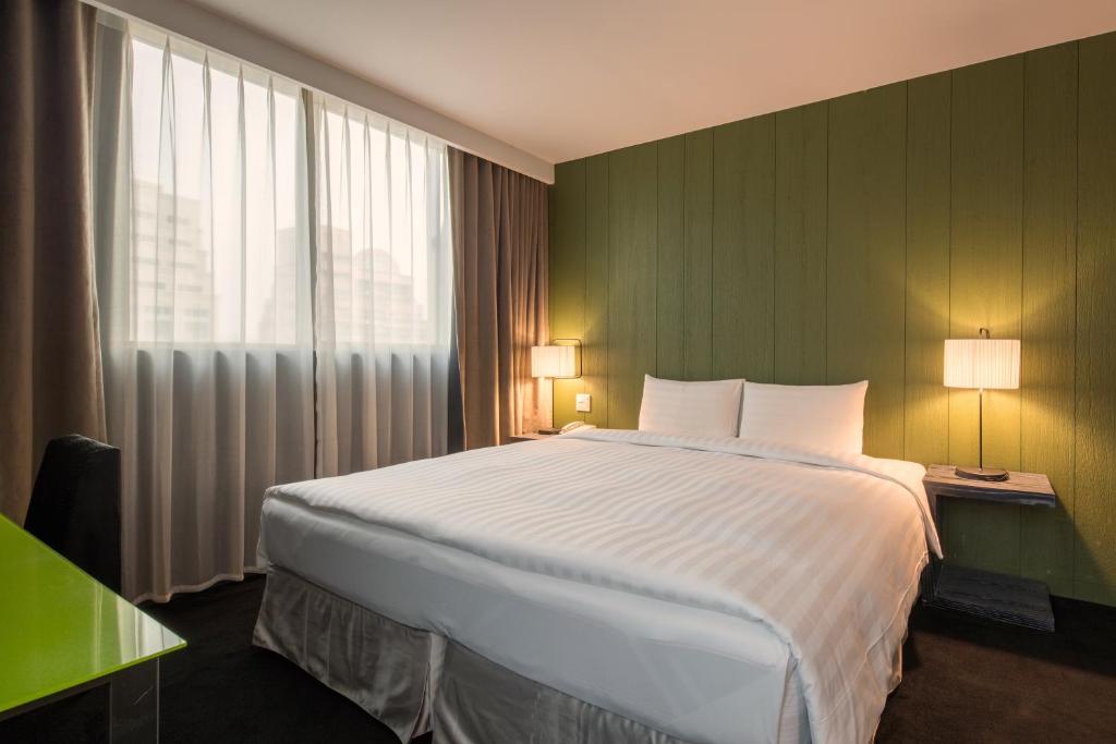 Postel nebo postele na pokoji v ubytování Finders Hotel-Fu Qian