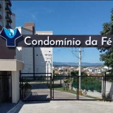 卡舒埃拉保利斯塔的住宿－Condomínio da Fé Morada dos Arcanjos & Associados，街道上读公寓的标志