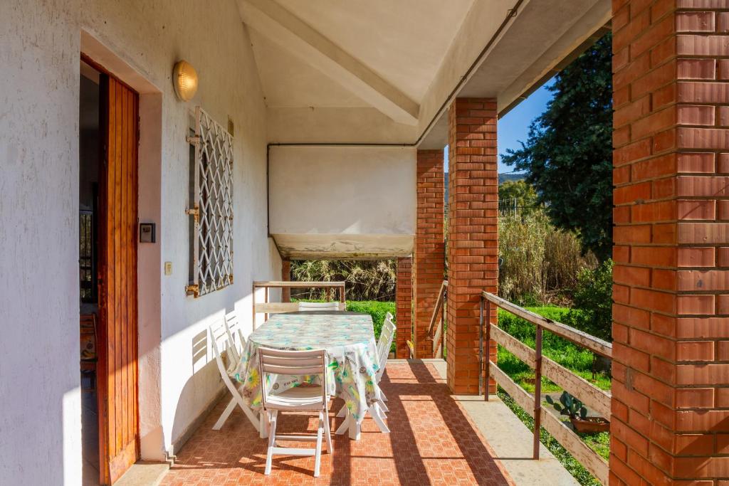 patio con mesa y sillas en el balcón en Casa marina Ampio - Castiglione, en Castiglione della Pescaia